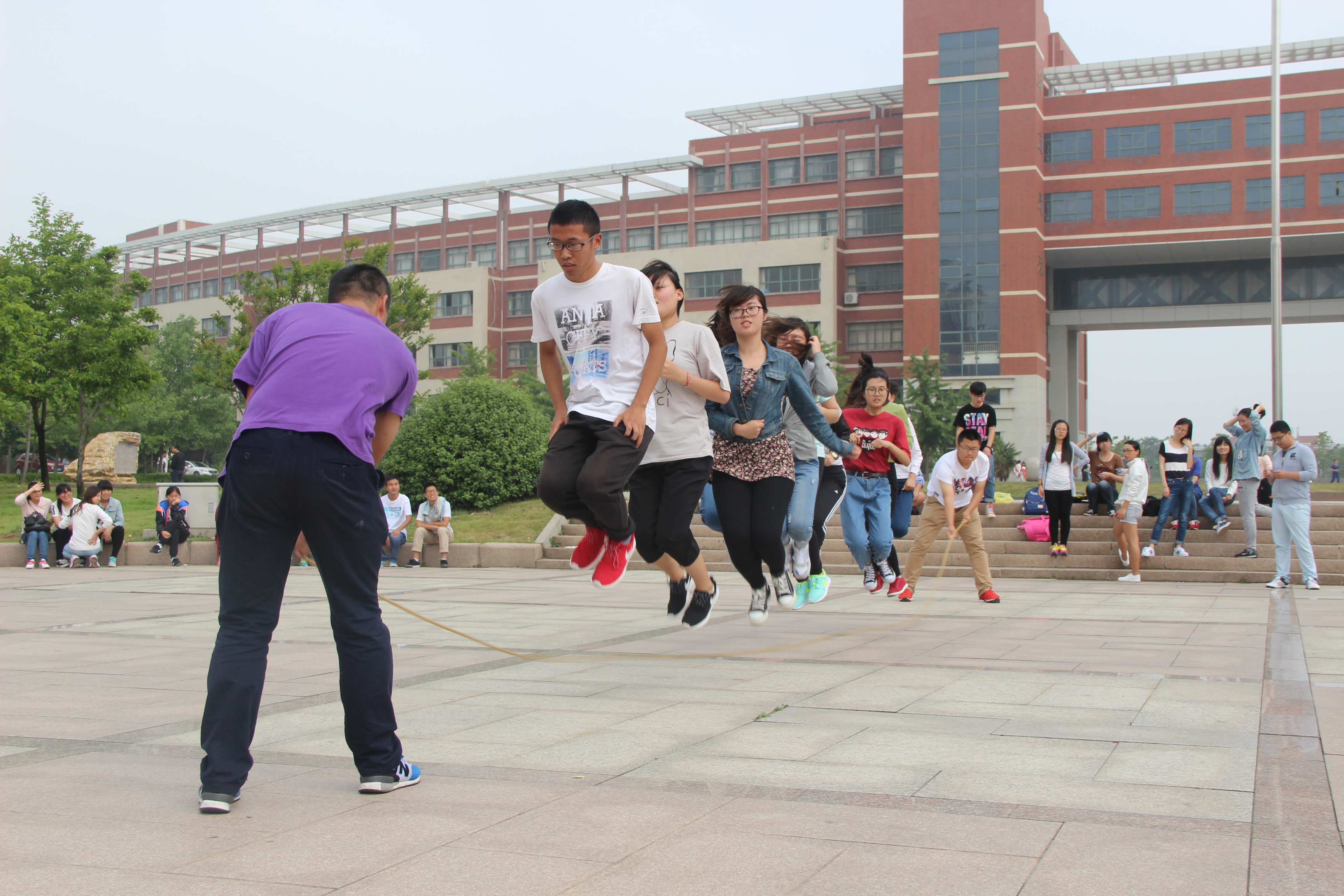 外国语学院举办学生跳大绳大赛